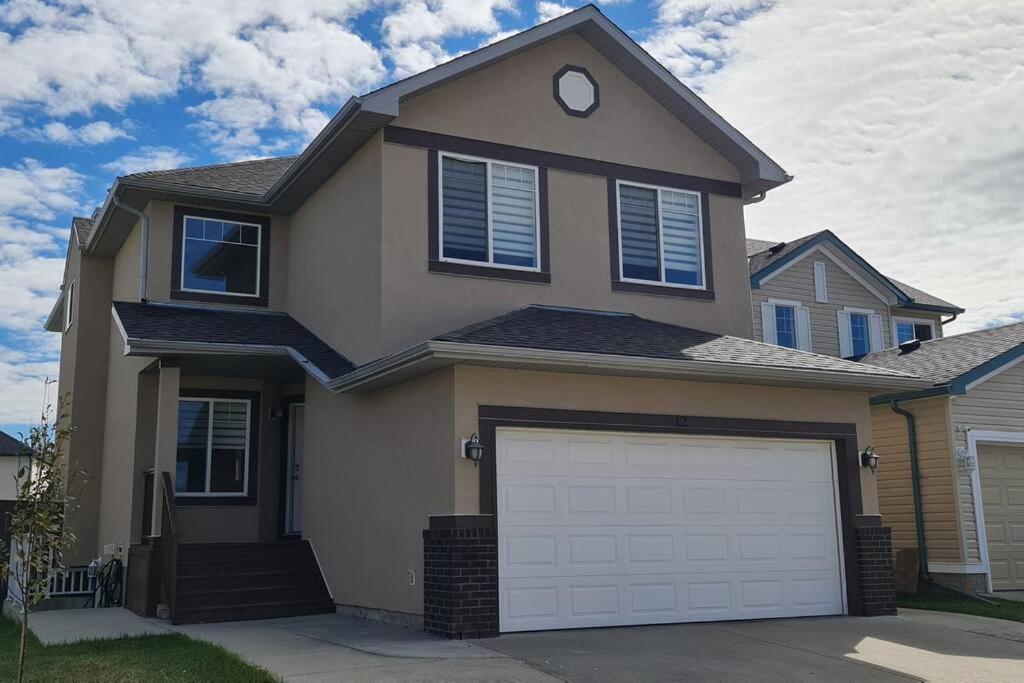 Spacious Comfortable Air-Conditioned. Near Airport! YYC Dış mekan fotoğraf