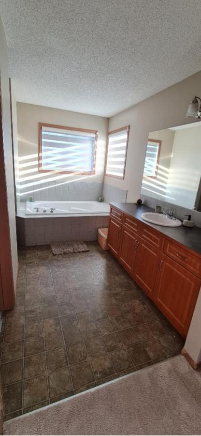 Spacious Comfortable Air-Conditioned. Near Airport! YYC Dış mekan fotoğraf