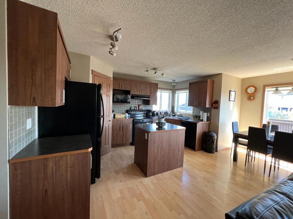 Spacious Comfortable Air-Conditioned. Near Airport! YYC Dış mekan fotoğraf