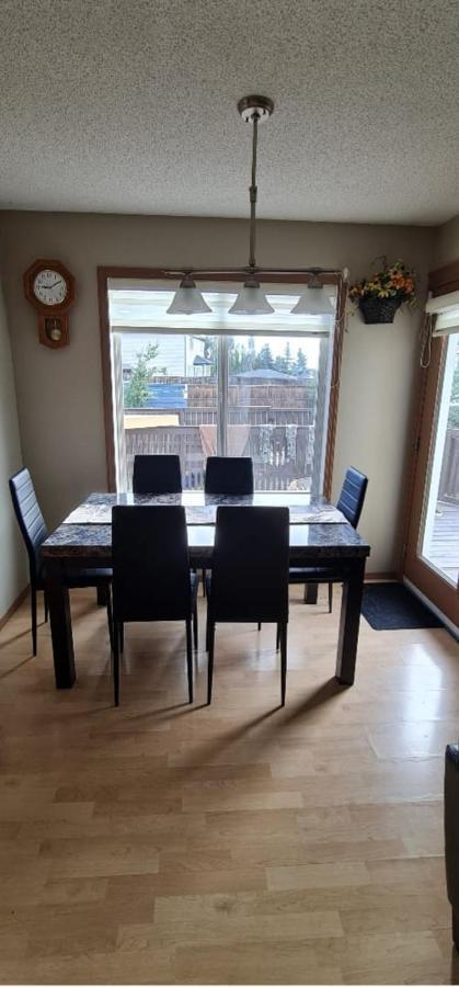Spacious Comfortable Air-Conditioned. Near Airport! YYC Dış mekan fotoğraf